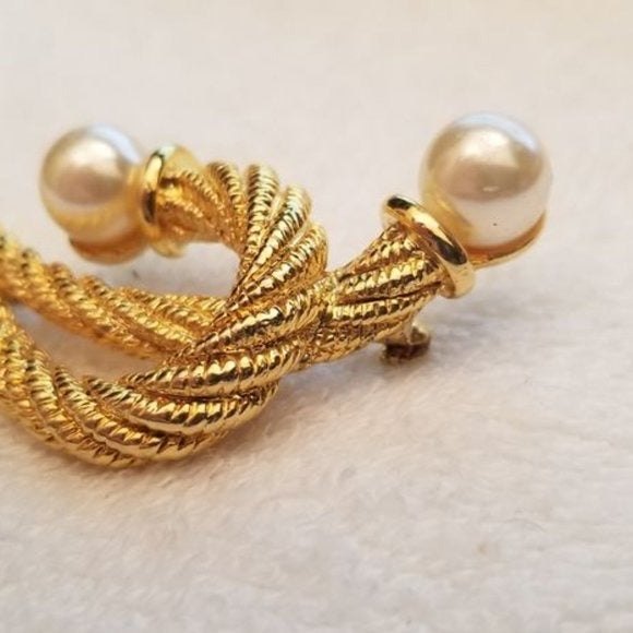 Vintage Gold Tone Faux Pearl Brooch