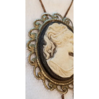 Vintage Cameo Ladies Profile Black Background Gold Tone Chain Heart Bolo TIE