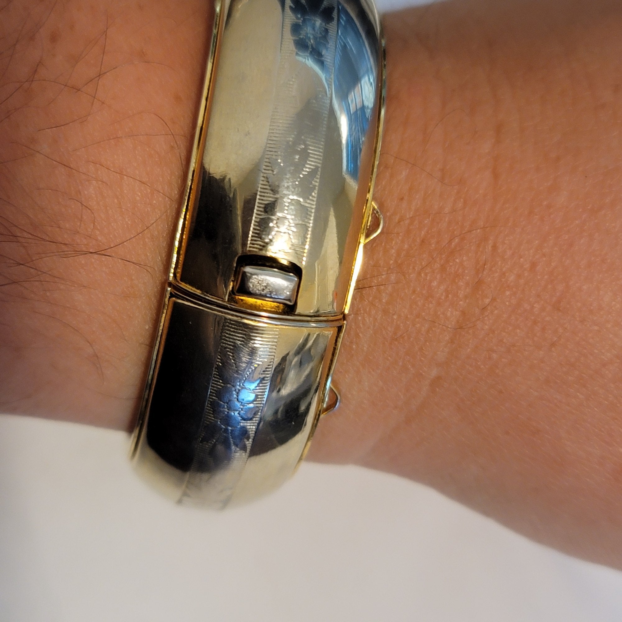 Vintage Gold Tone Bangle Bracelet