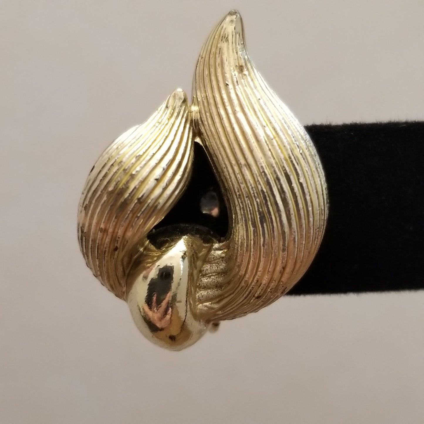 Vintage Star Gold Tone Screw Back Earrings