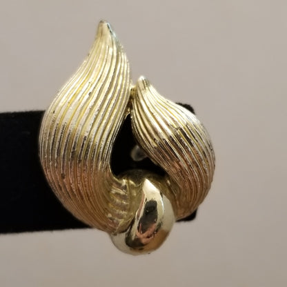 Vintage Star Gold Tone Screw Back Earrings