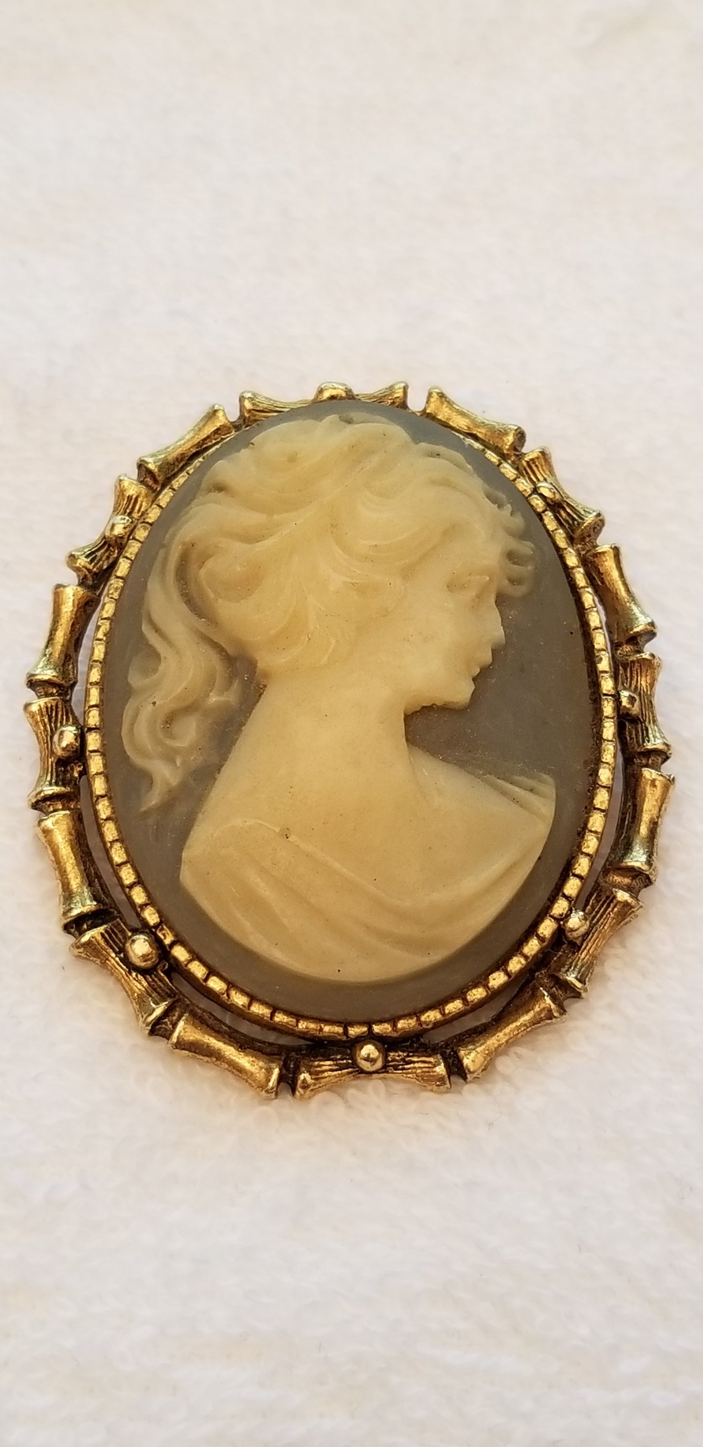 Vintage Style Gray Right Facing Oval Cameo