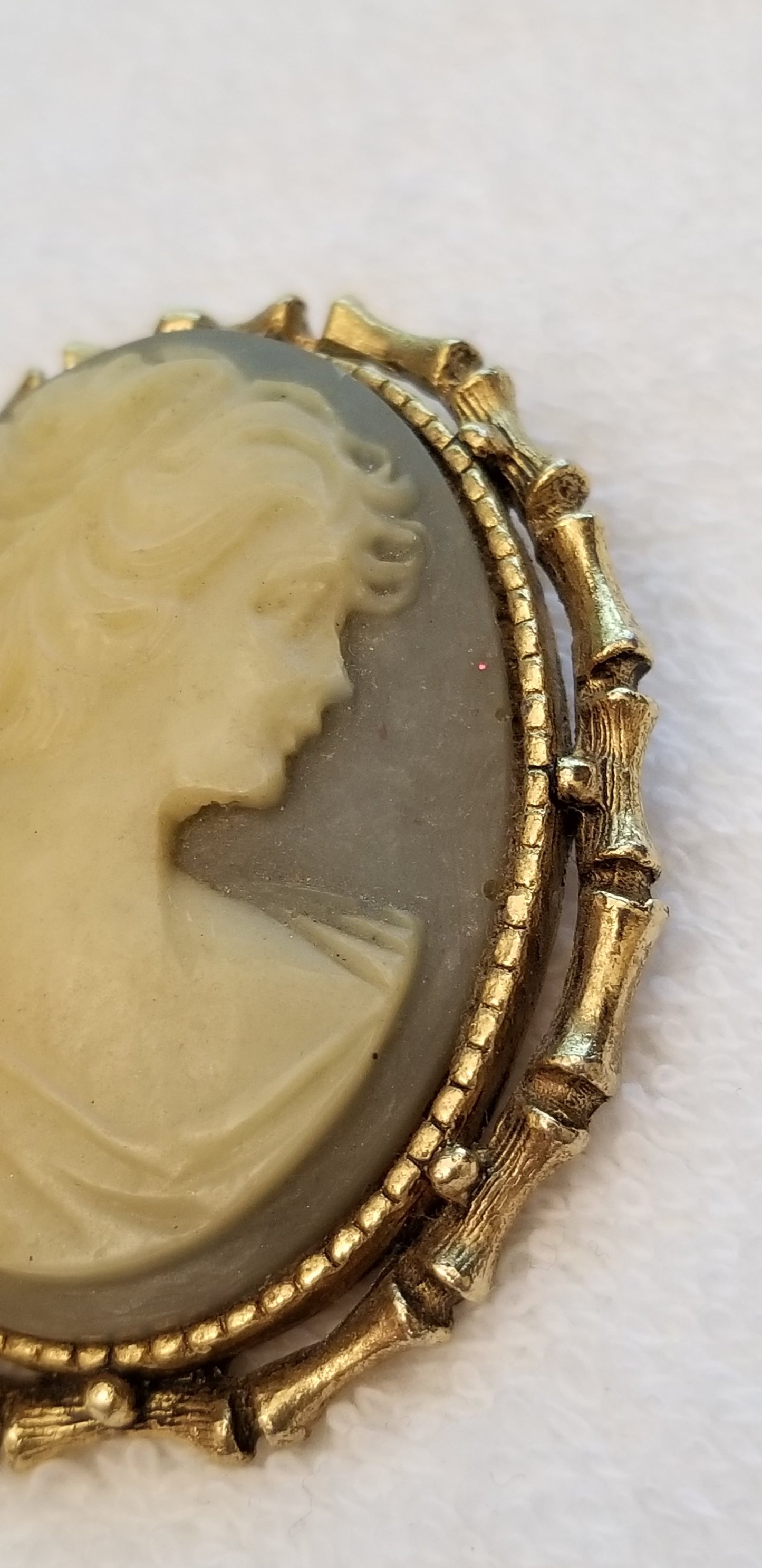 Vintage Style Gray Right Facing Oval Cameo