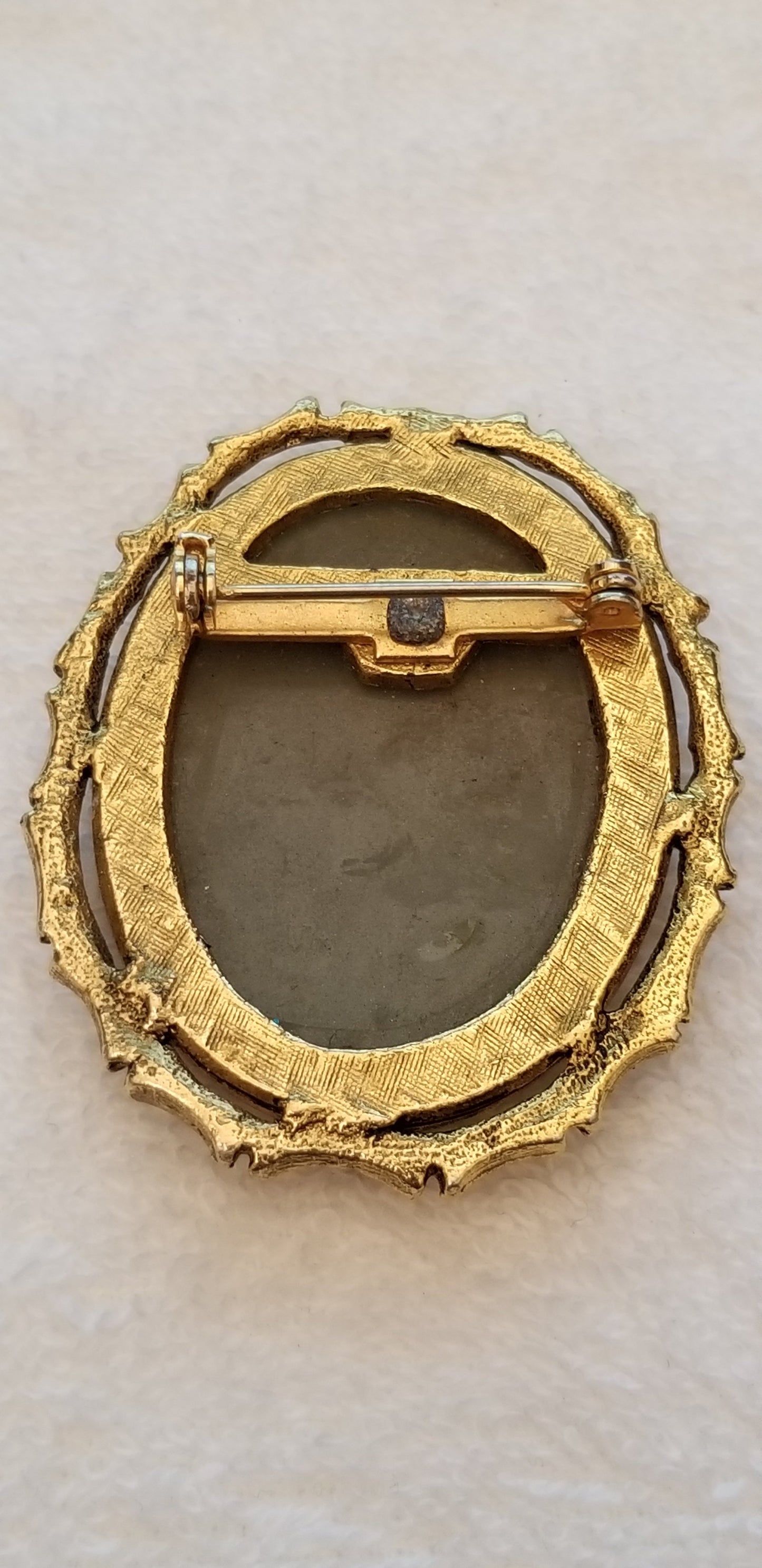 Vintage Style Gray Right Facing Oval Cameo