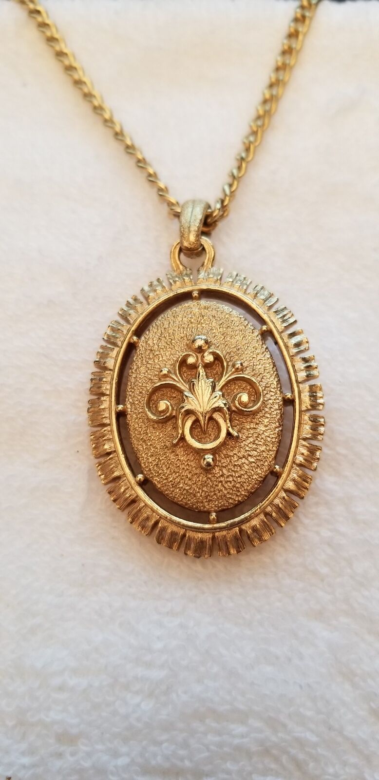 Vintage AVON Gold Tone Cameo Necklace